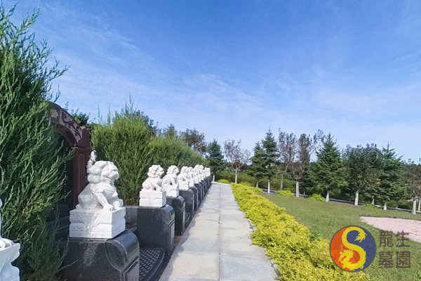 沈陽陵園山環水抱，遼河墓園是安葬眾多已故名人的人文紀念園，被人們譽為藝術宮殿人生的后花園。