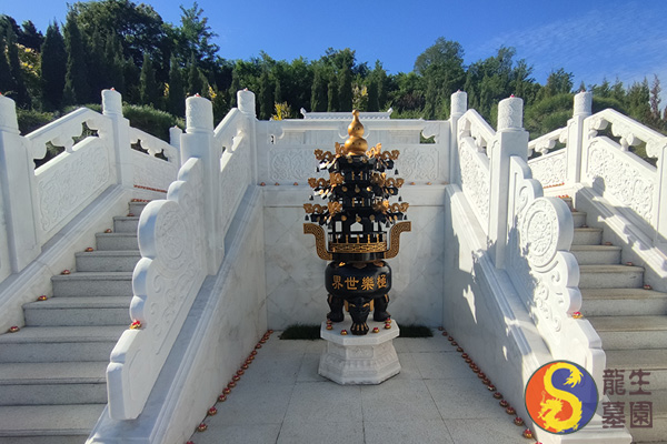 沈陽墓園為了滿足不同家庭的需求，在墓碑小型化、微型化、環?；幕A上，進一步豐富了龍生人文紀念園安葬形式！