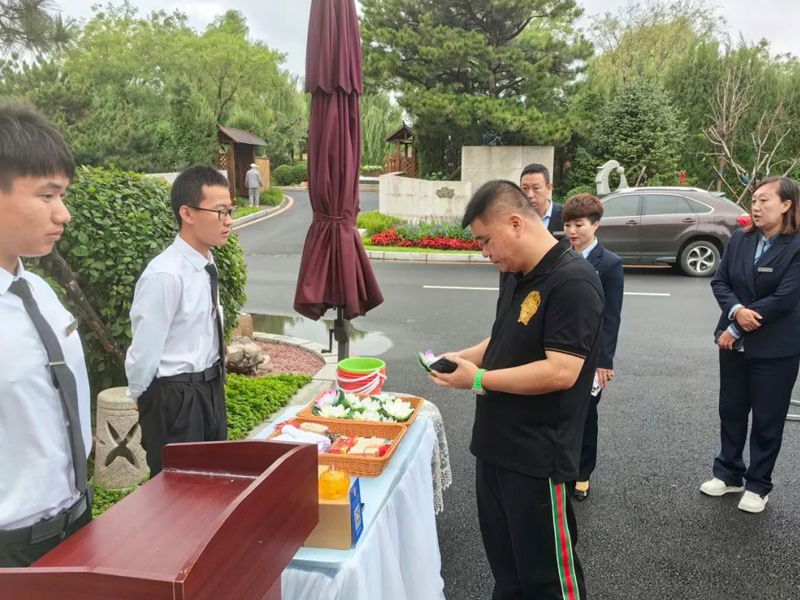 龍生墓園總經理關偉檢察沈陽公墓工作狀態