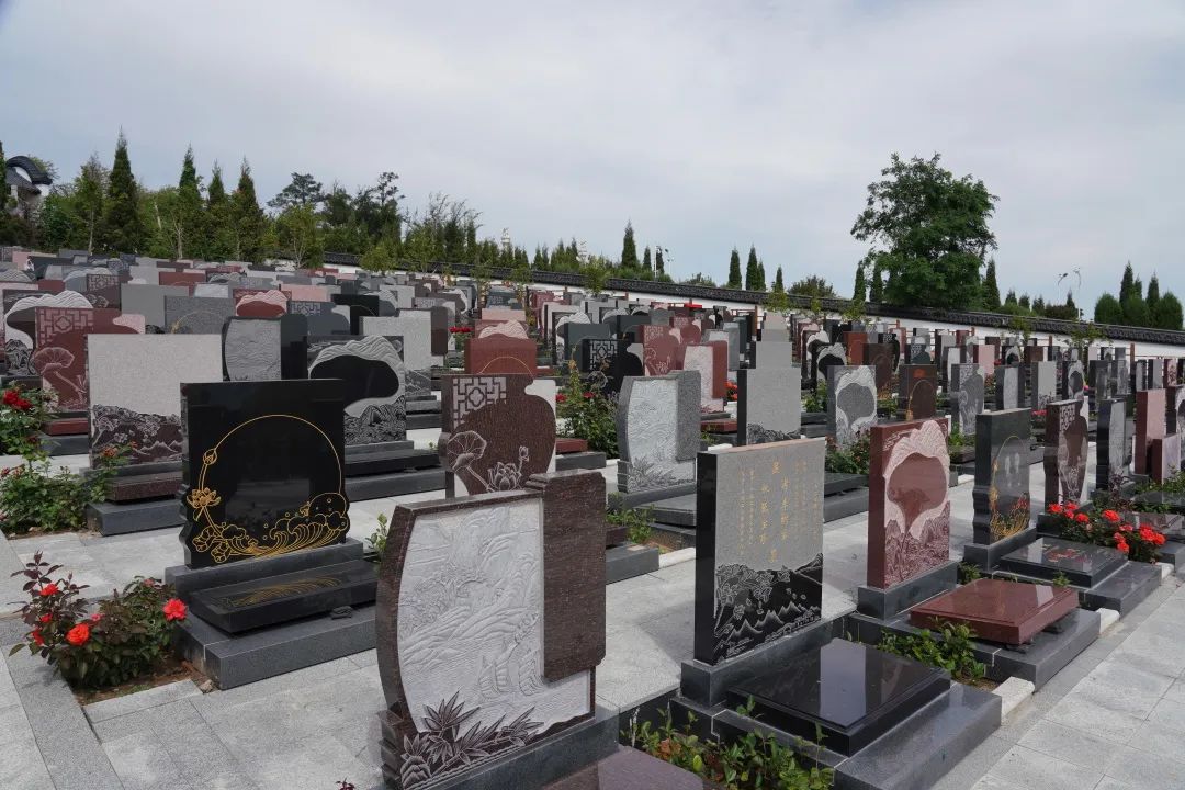 我們的眼淚濕潤著泥土，思念之情如迷霧般彌漫——沈陽陵園墓志銘