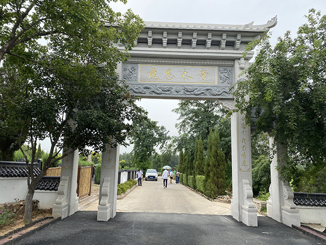 墓園正門(圖1)